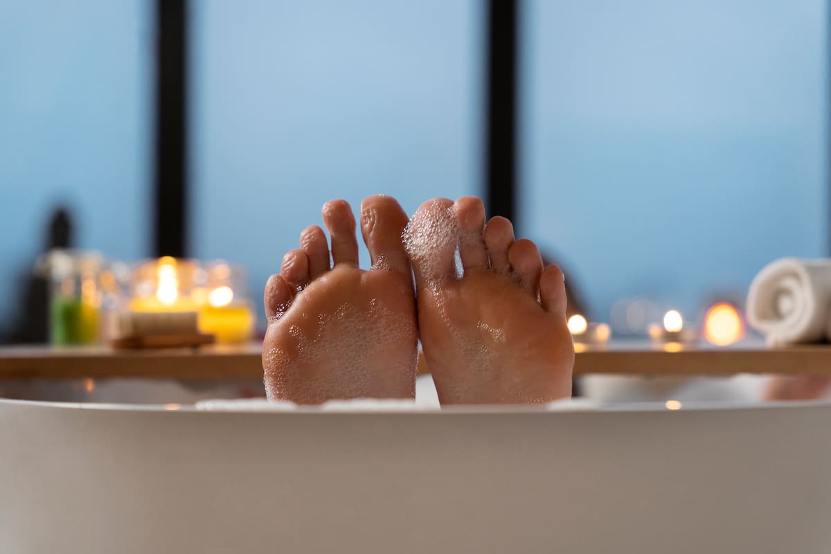 El cuidado de los pies también requiere tiempo en la rutina (Foto: Freepik)