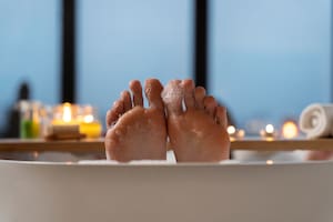 El cuidado de los pies también requiere tiempo en la rutina (Foto: Freepik)