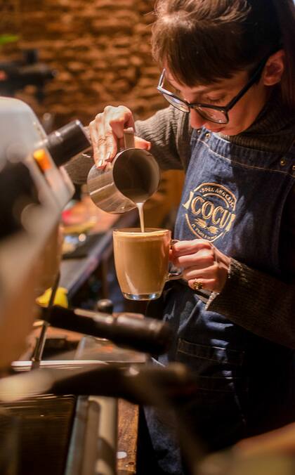 El cuidado del café en Cocu va desde la selección de los granos y el blend elegido hasta la preparación.