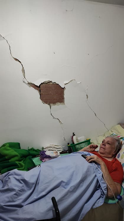 El cuidador de la mujer argentina compartió imágenes del estado en el que quedó la habitación de la mujer argentina tras los terremotos