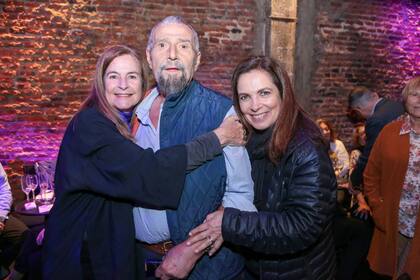 El cumpleañero abrazado por Sandra y Marita.