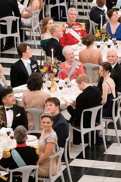 El cumpleañero compartió mesa con la reina Margarita.