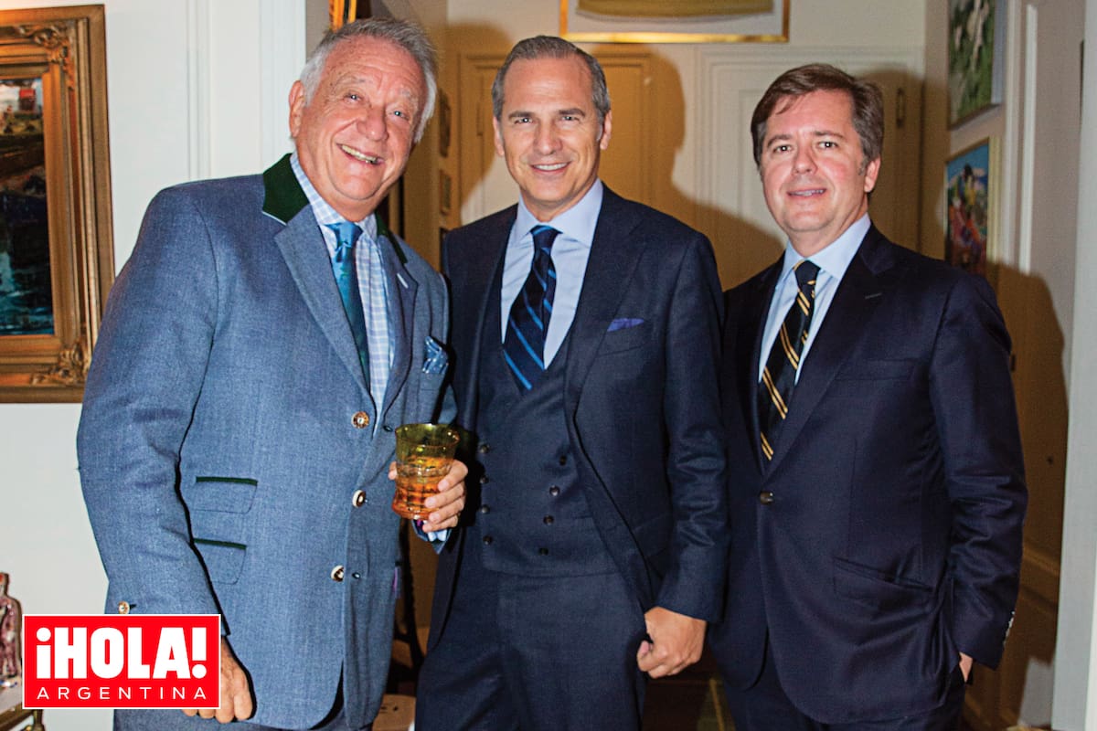 El cumpleañero, con el arquitecto e interiorista Javier Iturrioz, que fue acompañado por su socio y pareja, Leopoldo Montes.