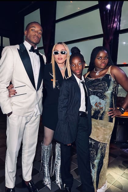 El cumpleañero con sus "chicas": su madre y sus hermanas menores, Mercy James y Estere.