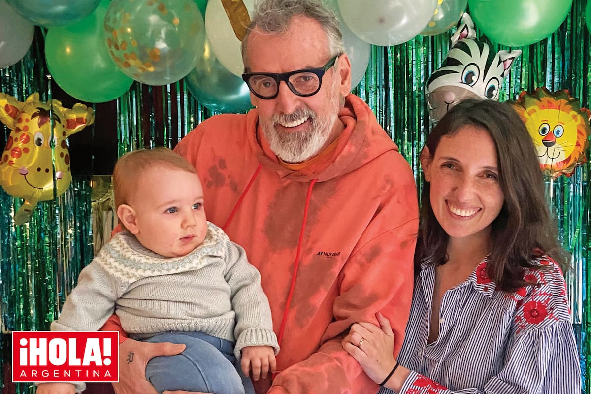 El cumpleañero en brazos de su abuelo Benito, y al lado de su mamá, Marina, que estaba radiante.