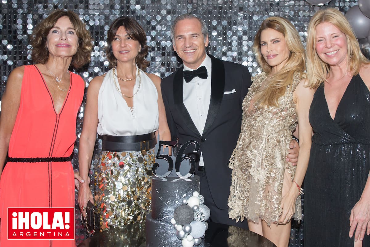 El cumpleañero junto a Flavia Martini, Evangelina Bomparola, Julieta Kemble y Magalí Auger.