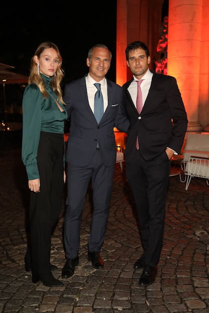 El cumpleañero junto a la modelo Sofía Campagnoli y su novio Nicolás Pusso.