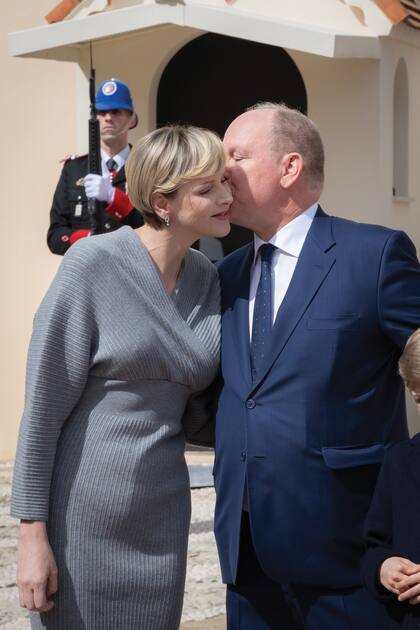 El cumpleañero le da un beso cariñoso a Charlene, su mujer.