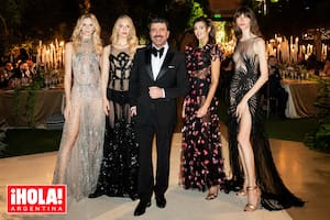 El cumpleañero rodeado por las modelos Antonella Graef, Anita Livieres, Flavia Schwenk y Dafne Cejas.
