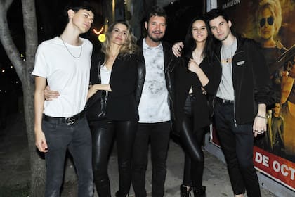 Tinelli junto a Guillermina Valdes y dos de sus hijos, Francisco y Juana, en el cumpleaños de Candelaria