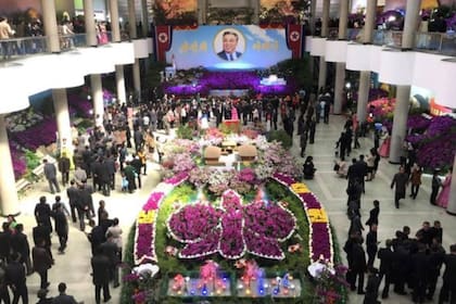 El cumpleaños del difunto líder norcoreanos Kim Jong-il es quizás la fiesta nacional más importante de Corea del Norte y la flores en su honor juegan en las celebraciones un rol fundamental