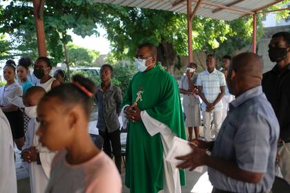 El cura católico Jean-Nicaisse Milien se prepara para oficiar una misa en su iglesia de Puerto Príncipe el 7 de noviembre del 2021. Milien estuvo 20 días secuestrado por la misma banda que tiene en cautiverio a 17 misioneros y su chofer en Haití. (AP Photo/Matias Delacroix, File)