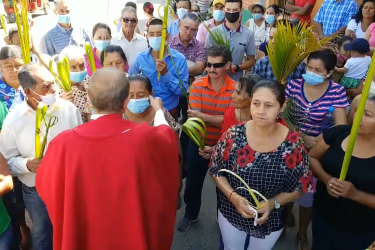 El cura Rolando Peña le sacó el barbijo a una mujer en plena misa y lo revoleó (Facebook)