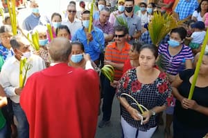 El cura Rolando Peña le sacó el barbijo a una mujer en plena misa y lo revoleó (Facebook)