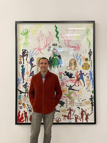 El curador Rodrigo Alonso con obra de La Chola Poblete exhibida en la muestra actual en Fundación Proa