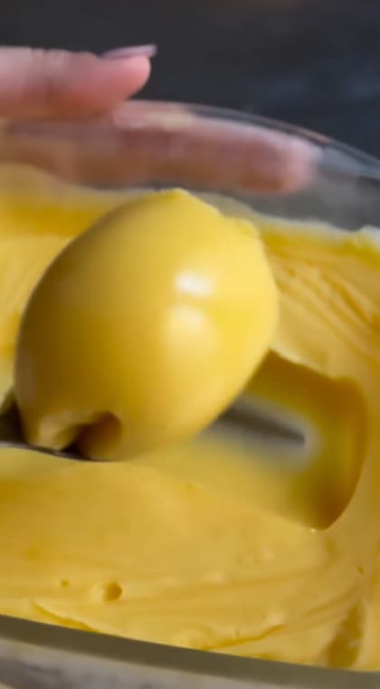 El curd de limón es una crema que sirve para rellenar postres y tortas