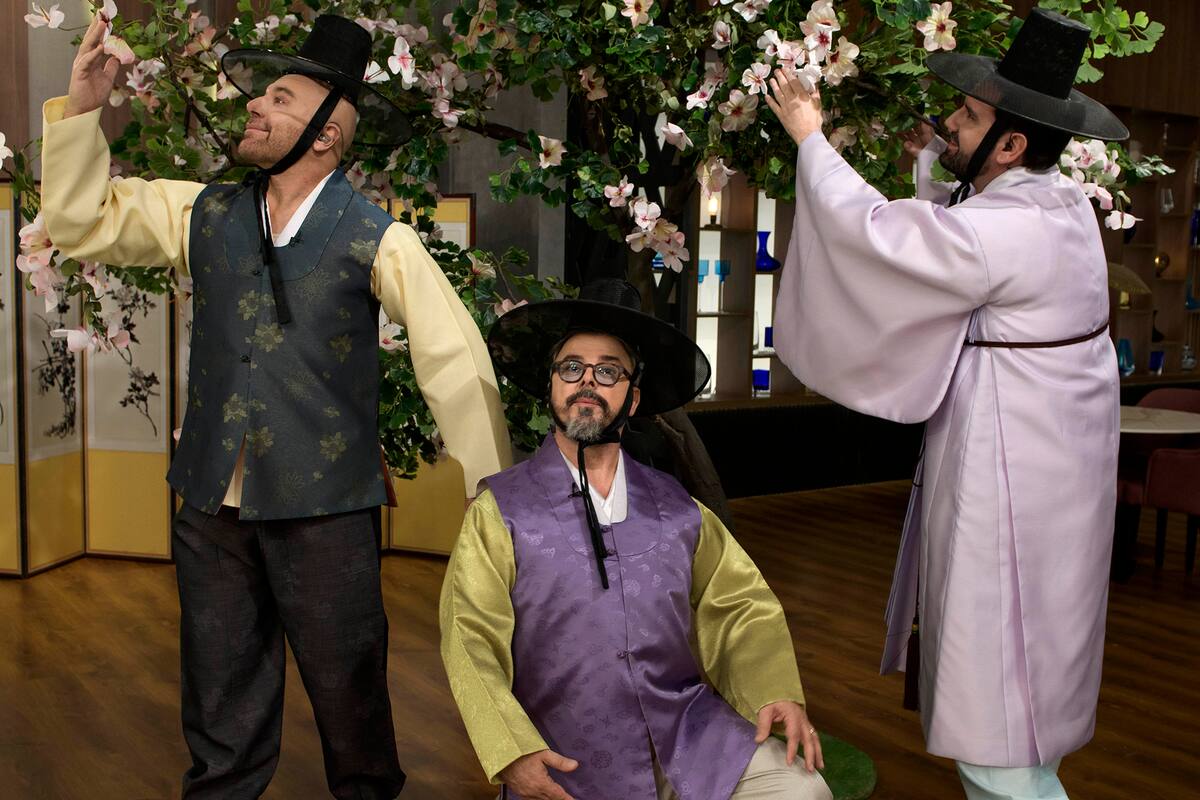 El curioso atuendo del jurado para recibir a los concursantes.