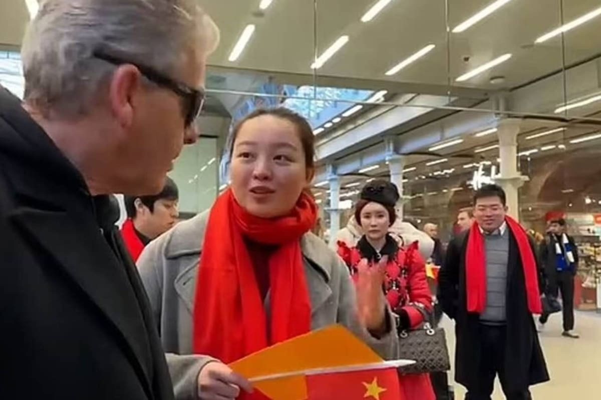 El curioso cruce entre un grupo de chinos y un pianista youtuber inglés en una estación de tren en Londres