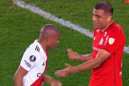 El curioso intercambio entre De la Cruz y Gabriel Mercado, en River vs. Inter, de Porto Alegre.