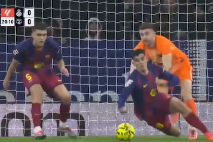 El curioso recurso de Joan García para detener una jugada de peligro en el área de Barcelona: el arquero empujó a su defensor