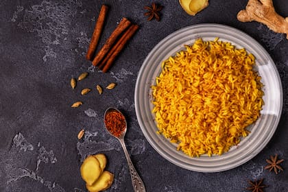 El curry puede condimentar arroz blanco al añadir una cucharadita al agua del arroz