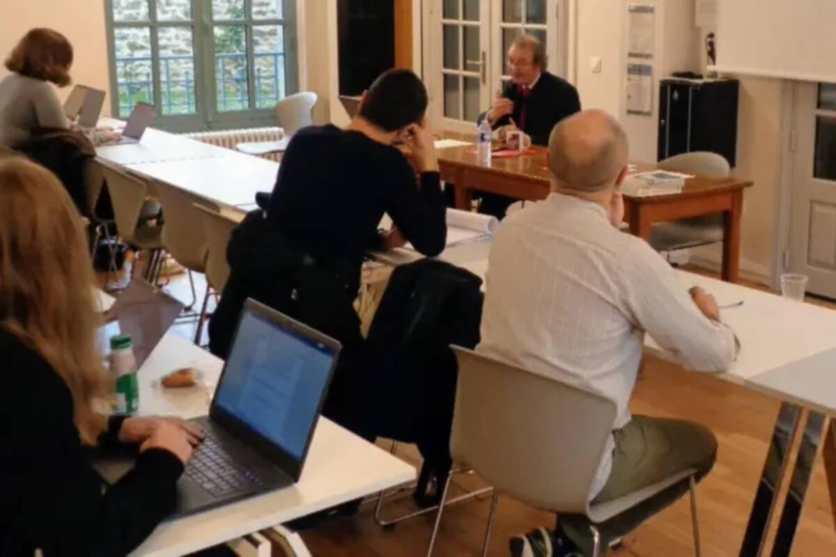 El curso atrae tanto a estudiantes de veintipocos años como a espías del gobierno francés con permiso diario