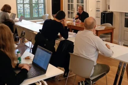 El curso atrae tanto a estudiantes de veintipocos años como a espías del gobierno francés con permiso diario