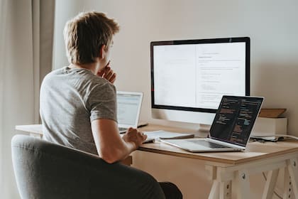 El curso de Community Manager es uno de los más exitosos de Luzzi Digital.