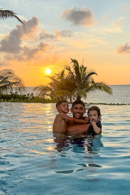 El "Cuti" cómplice con sus dos hijos en brazos, Valentino (4) y Lucy (1)