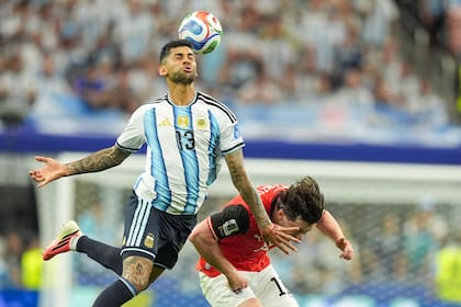 El Cuti Romero se lesionó y tuvo que salir ante Austria