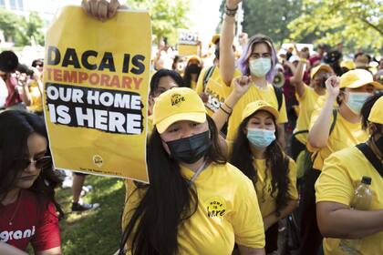El DACA protege a los jóvenes indocumentados que llegaron a EE.UU. durante su niñez; pueden evitar ser deportados y hasta adquirir un permiso de trabajo