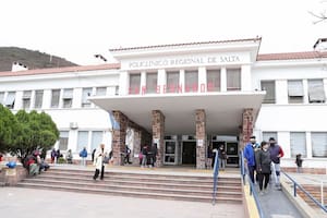 El damnificado fue asistido por terceras personas y trasladado al hospital San Bernardo, donde se encuentra internado con pronóstico reservado