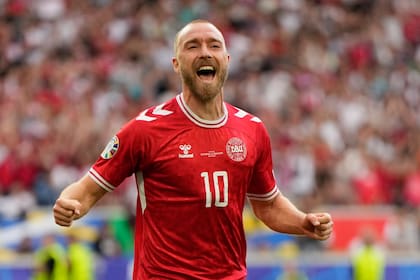 El danés Christian Eriksen celebra después de anotar el primer gol del partido durante un partido del Grupo C entre Eslovenia y Dinamarca en la Eurocopa 2024 en Stuttgart, Alemania, el domingo 16 de junio de 2024. (AP Foto/Matthias Schrader)