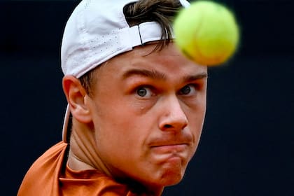 El danés Holger Rune, con la vista en la pelota durante su triunfo sobre Ruud; a los 20 años, el finalista de Roma cuenta siete triunfos en ocho encuentros con tenistas del top 5 del ranking.