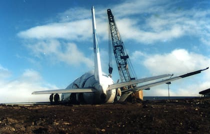 El daño resultó irreversible: nunca más voló esa aeronave. En esta imagen se aprecia el quiebre cercano a la cola.
