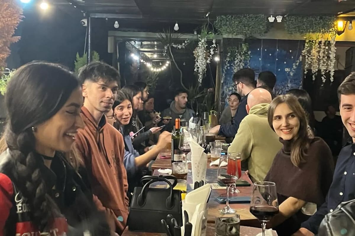 El dato fuerte en Armoza es la Tinder Night, un evento que organizan dos veces al mes para conectar gente en vivo, sin pantallas de por medio