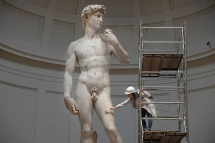 El David de Miguel Ángel, durante un trabajo de mantenimiento en la Galleria dell'Accademia en Florencia, Italia