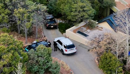 El de 27 de febrero del año pasado, la policía frente a la casa del actor Gene Hackman, en donde fueron encontrados sin vida el cuerpo del actor y el de su mujer