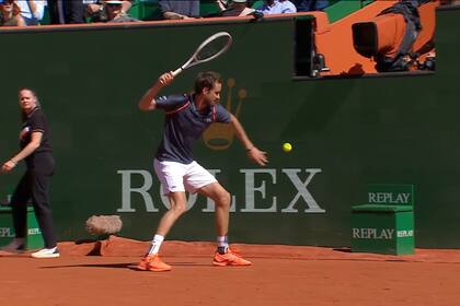 El de Daniil Medvedev pelotazo a la pared durante su derrota a manos del ascendente Holger Rune en los cuartos de final del Masters 1000 de Montecarlo; otro día agitado del ruso.