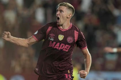 El de Rodrigo Castillo es el festejo de todo Lanús, que va con ventaja a Río tras ganar en la ida de la Recopa Sudamericana (Photo by JUAN MABROMATA / AFP)