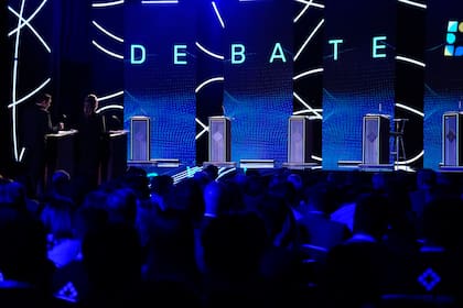 El debate presidencial cuenta con dos duplas de periodistas como moderadores para ambas instancias