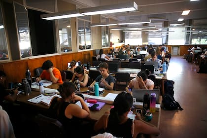 El debate se centra en cómo garantizar aprendizajes sin profundizar la estigmatización ni el abandono escolar