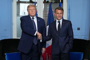 Las perlitas de Trump con el matrimonio Macron: del apretón incómodo a las bromas fuera de protocolo