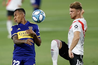El cordobés disputa la pelota con Sebastián Villa, en uno de los tres superclásicos que afrontó.