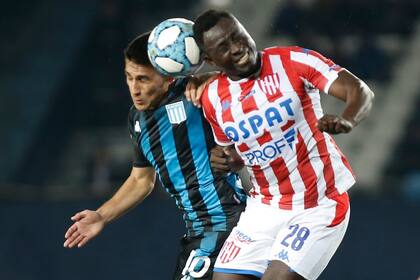 El debutante Matías Rojas y Yeimar Gómez Andrade, en plena disputa; sólo faltó el gol en el partido de apertura entre la Academia y el Tatengue