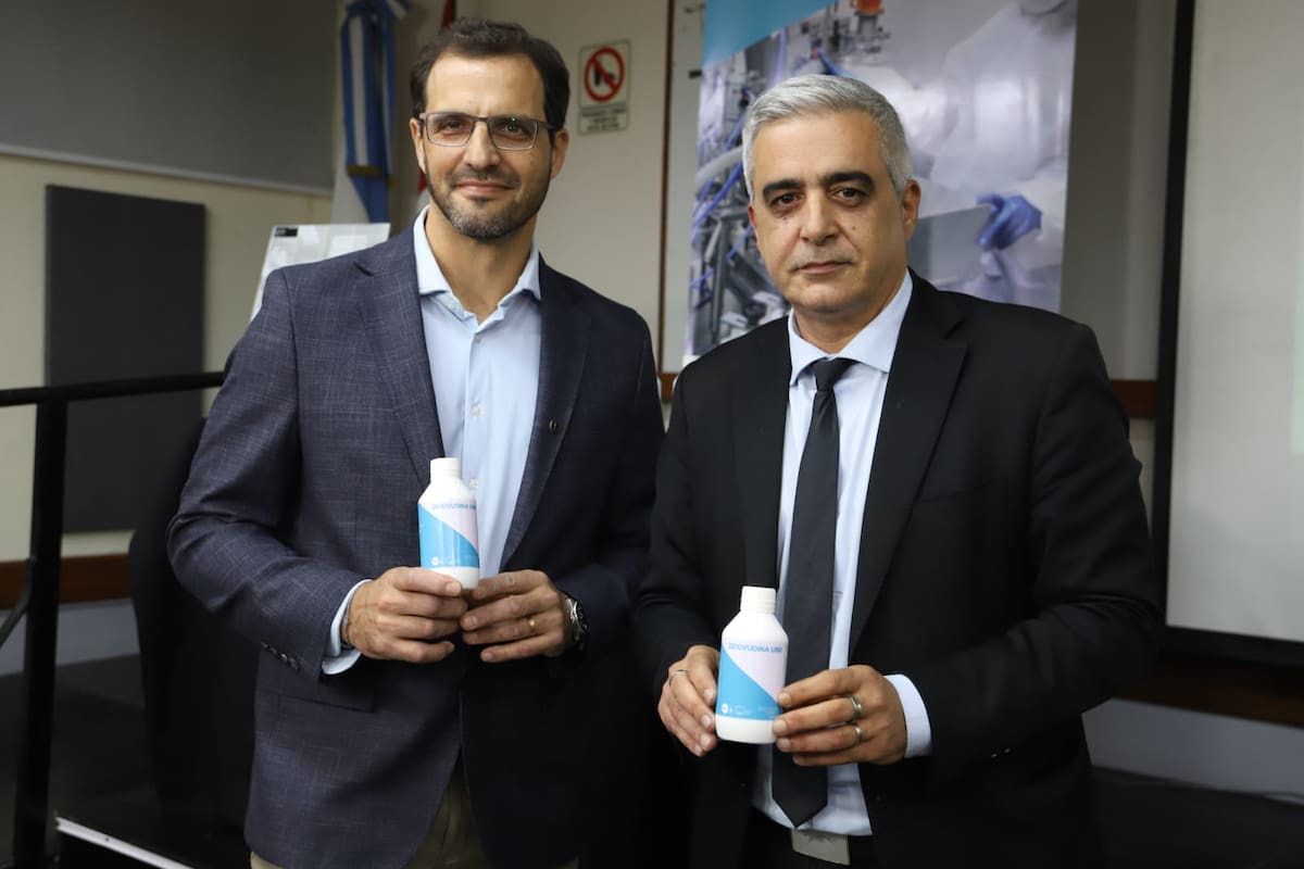 El decano de la Facultad de Ciencias Bioquímicas, Andrés Sciara, junto al rector de la UNR, Franco Bartolacci