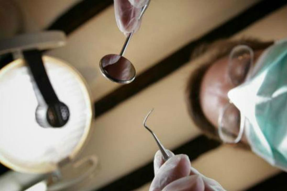 El decano de la Facultad de Odontología de la UBA dijo que es "falso" que el cáncer sea consecuencia de tratamientos de conducto, como sugiere un documental de la popular cadena de streaming