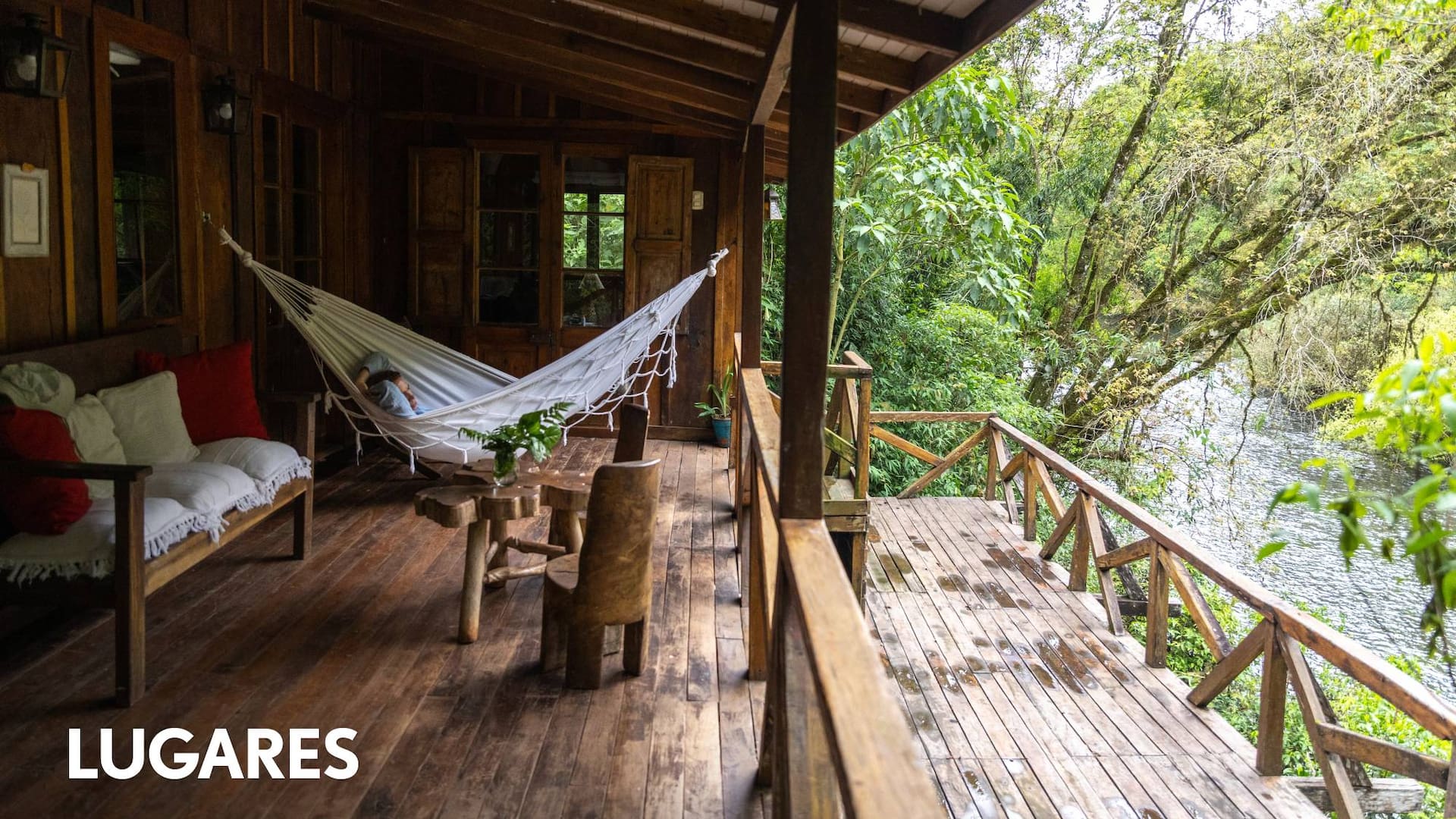 El deck de una de las habitaciones se levanta a orillas de un tranquilo arroyo en plena selva.
