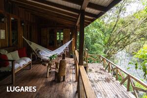 El deck de una de las habitaciones se levanta a orillas de un tranquilo arroyo en plena selva.