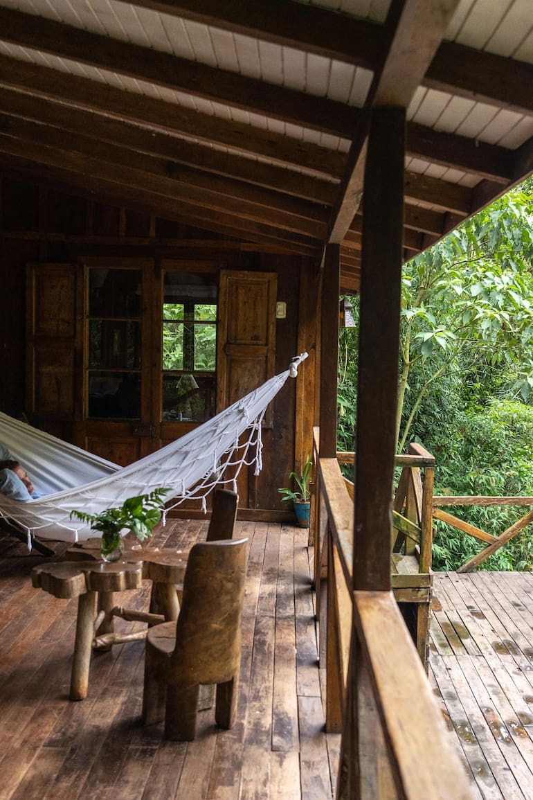 El deck de una de las habitaciones se levanta a orillas de un tranquilo arroyo en plena selva.